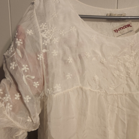 5/$10 NWT 3/4 bell sleeve white light weight blouse - Picture 5 of 8